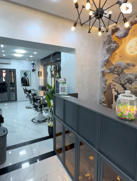Marshall barbershop interyeridagi klassik barber pole